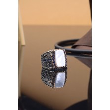 INNUENDO JEWELRY Innuendo 925 Ayar Gümüş Yanları Taş İşlemeli Erkek Yüzük Zirkon Taşlı Şık Erkek Yüzük