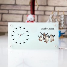 Çılgıntrend Penguen Temalı Kişiye Özel Cam Masa Saati – Isim Yazılı Masaüstü Dekor Saat