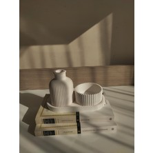 Home 3’lü Dekoratif Taş Tozu Seti – Modern Çizgili Vazo, Ribbed Kase ve Oval Dekor Tepsi