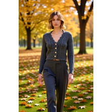 Benerly Kadın Yumuşak Dokulu Saç Örgü Desenli Crop Triko Hırka Inci Düğme Detaylı V Yaka Reglan Kol