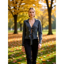 Benerly Kadın Polo Yaka Fiyonk Bağlamalı Crop Triko Hırka Uzun Kollu Modern ve Rahat Bir Stil Sunar