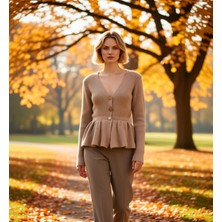 Benerly Kadın Yumuşak Dokulu Düğme Detaylı Peplum Kesim Triko Hırka Günlük Şıklık ve Sunan Bir Parça