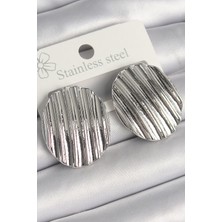 Al-Kar Ticaret Pirinç Gümüş Renk Sallantı Işlemeli Daire Plaka Model Kadın Küpe