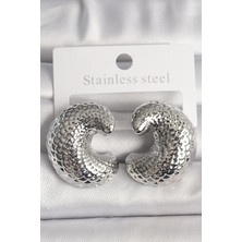 Al-Kar Ticaret Pirinç Gümüş Renk Yılan Sırtı Işlemeli Yarım Halka Model Kadın Küpe