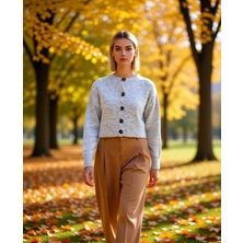 Benerly Kadın Oversize Düğmeli Crop Triko Hırka Yumuşak Dokusuyla ve Rahatlığı Bir Arada Sunar Şık