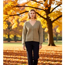 Benerly Kadın Geniş Kalıp V Yaka Düğmeli Triko Hırka Konforlu ve Zamansız Bir Stil Sunar Günlük Kullanım