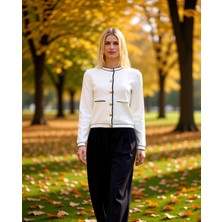 Benerly Kadın Premium Iplik Dokulu Düğme Aksesuarlı Triko Hırka Klasik Çizgilerle Modern Şıklık Yaratır