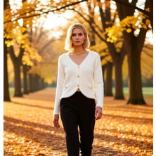 Benerly Kadın V Yaka Düğme Detaylı Tüylü Dokulu Triko Hırka Modern ve Konforlu Bir Stil Sunan Tasarım