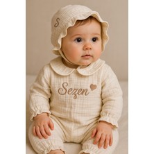 Karsu Tasarım Müslin Hastane Çıkış Seti Isimli Nakış Işlemeli %100 Pamuk Mevlüt Seti (Yakalı Tulum Şapka Eldiven)