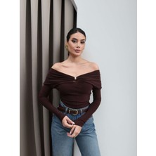 Esra Helvacı Yaka Broşlu Açık Omuz Bluz