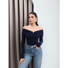 Esra Helvacı Yaka Broşlu Açık Omuz Bluz