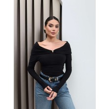 Esra Helvacı Yaka Broşlu Açık Omuz Bluz