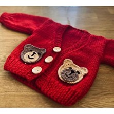 El Örgüsü Ayılı Erkek Bebek Hırkası Kırmızı Akrilik Kumaşla Düz Desenli Uzun Kol