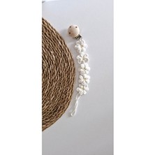 Merve Yayınları Kırık Beyaz Örgü Papatya Emzik Askısı Ahşap Detaylı Çocuklar İçin Şık Tasarım