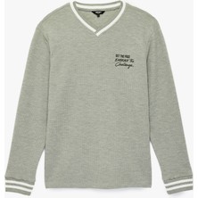 Koton Regular Fit Çizgi Detaylı Nakışlı Dokulu V Yaka Sweatshirt