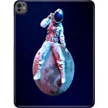 Adasena iPad Pro 11" (M4) MVV93TU/A Kılıf Tablet Için Desenli Silikon Kapak - Oturan Astronot