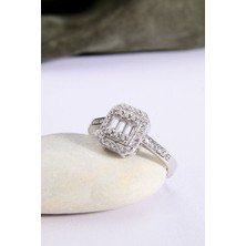 Innuendo 925 Ayar Gümüş Baget Kesim 3 Taşlı Yüzük