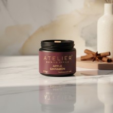 Stworkshop Atelier Candle – Premium Elma & Tarçın Kokulu Mum (250GR)  El Yapımı | Doğal Vegan Soya Wax | Ahşap Fitil | Özel Premium Cam Kavanoz