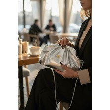 Class Bag Kadın Gümüş Orta Boy Parlak Suni Deri Askılı Clutch ve Abiye Çanta