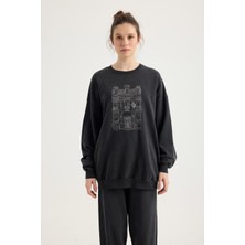 Sevilen Baskılı Yandan Cep Detaylı Perlit Yıkamalı Sweatshirt