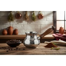 Ludia El Yapımı 350ML Dekoratif Işlemeli Ahşap Saplı Kalın Pirinç Cezve (9,5CMX10CM)