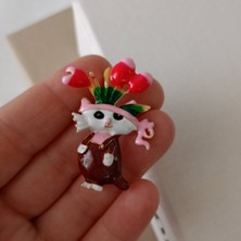 Lente Aksesuar Lale Taçlı Sevimli Kırmızı Montlu Kedi Broş-Bahçıvan Kedi Yaka Iğnesi