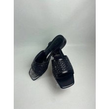 Ortu Siyah Cilt Işlemeli Terlik