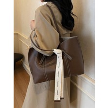 Rivina Moj Fiyonk Detaylı Hafif Büyük Boy Kadın El ve Omuz Çantası Kahverengi