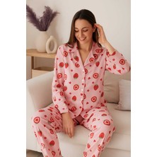 Tenra Kadın Pijama Takımı Boydan Düğmeli Raporlu Kumaş Milan Çilek Desenli