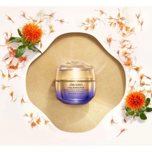 Shiseido Genç Görünüm Için Cildi Canlandırıcı ve Yaşlanma Karşıtı Bakım Kremi 50ML