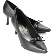 Gökhan Talay Ellyn Esnek Yumuşak Kaymaz Taban (4 Cm) Siyah Cilt  Ince Bıyık Fiyonk Kadın Topuklu Ayakkabı