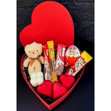 Özbience Sevgiliye Kalp Kutuda Çikolata, Mini Ayıcık ve Mum Hediye Seti