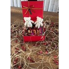 Özbience Sevgiliye Özel Kare Kutuda Ayıcık ve Çikolata Hediye Seti