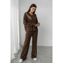 Newco Kadın Kahverengi Triko Eşofman Takımı – Taş Işlemeli Yazı Detaylı, V Yaka Rahat Kalıp