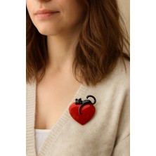Sacce Scarves & Accessories Siyah Kedi ve Kırmızı Kalp Mine Broş