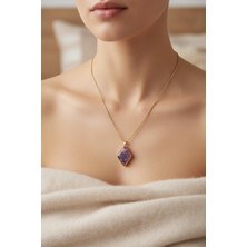 Pisidesa Ametist Taşlı Epoksi Kolye – Paslanmaz Çelik Gold Baklava Desenli Sanatsal Tasarım Özel Hediyelik