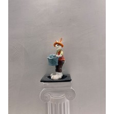 Lamazif Sepetli Bahçıvan Tavşan Dekoratif Figürü – 40 cm Uzunluk, Neşeli Kır Evi