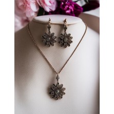 Fayra Accessories Zirkon Taşlı Çiçek Figürlü Kolye ve Küpe Seti