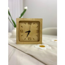 AHŞAP TOZLARI EL İŞÇİLİĞİ İLE ÜRETİLMİŞ MİNİMAL TASARIMLI MASİF AHŞAP MASA SAATİ