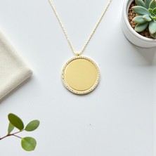 Nova Grup Isim Tarih Fotoğraf Yazdırılabilir Zirkon Taşlı Çember Çerçeveli 14 Ayar Plaka Altın Kolye