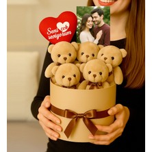 Giftstime Kişiye Özel Fotoğraflı Ayıcık Buketi Klasik Teddy 5'li Ayıcık Kutusu Nostaljik Hediye Yıl Dönümü & Özel Anlar Sevgililer Günü Özel
