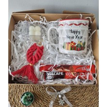 Özbience Yılbaşı Temalı Hediye Seti, Kupa, Anahtarlık, Bubble Mum ve Kahve 5 Parça