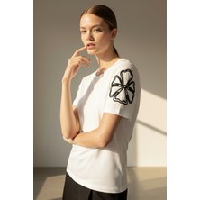 Allyco Bisiklet Yaka Kolu Nakışlı Regular Örme Tişört