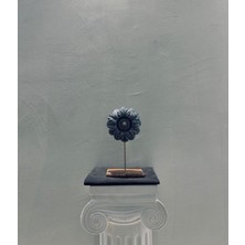 Lamazif Dekoratif Siyah Çiçek Biblo – 30X15 cm Polyester Obje, Sanatsal Ev ve Ofis Aksesuarı