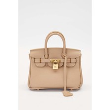 Levidor Şehir Şıklığını Tamamlayan Kare Formlu Aksesuar Detaylı El Çantası –