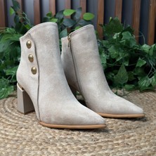 Mey Ayakkabı Lüks Gold Düğme Detaylı Bej Kadın Süet Yüksek Topuklu Bot M4582