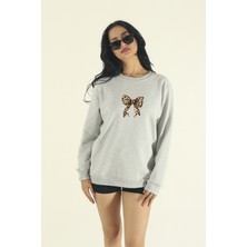 EYDAMOON Kadın Kışlık Pamuklu Leopar Fiyonk Baskılı Regular Bisiklet Yaka Sweatshirt