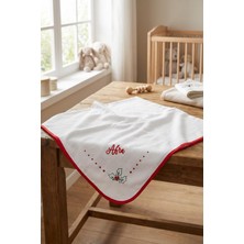 Atölye Müge Kişiye Özel Isimli Nakışlı Yeni Yıl Temalı Kokina Desenli Kırmızı Biyeli Ekru Bebek Battaniyesi  - Yumuşacık ve Şık Tasarım