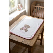 Atölye Müge Kişiye Özel Isimli Nakışlı Ayıcık Temalı Pembe Biyeli Ekru Bebek Battaniyesi  - Yumuşacık ve Şık Tasarım