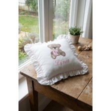 Atölye Müge Kişiye Özel Isimli Ayıcık Temalı Fırfırlı Pembe  bebek Yastığı 40X40 cm